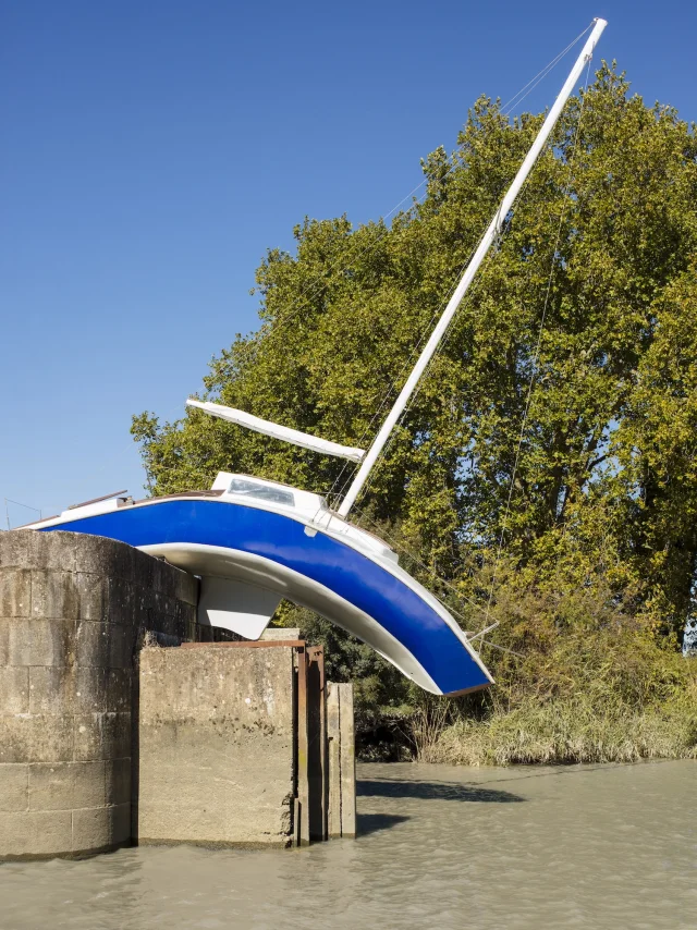 Erwin Wurm Misconceivable Canal De La Martiniere Le Pellerin Creation Perenne Estuaire 2007 Philippe Piron Lvan.1 1